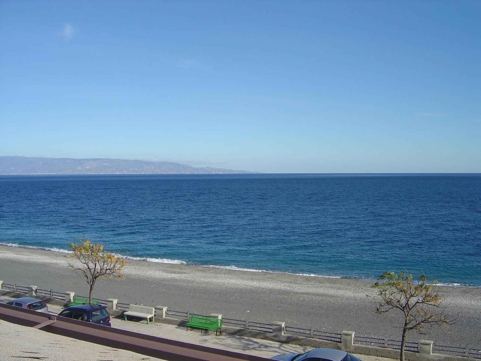 Mirone Apartment Fronte Mare Beachfront House Roccalumera Rum bild